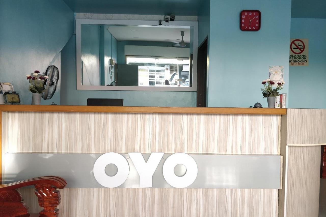Oyo 89737 Hotel Tishoa Kampong Batu Tiga Экстерьер фото