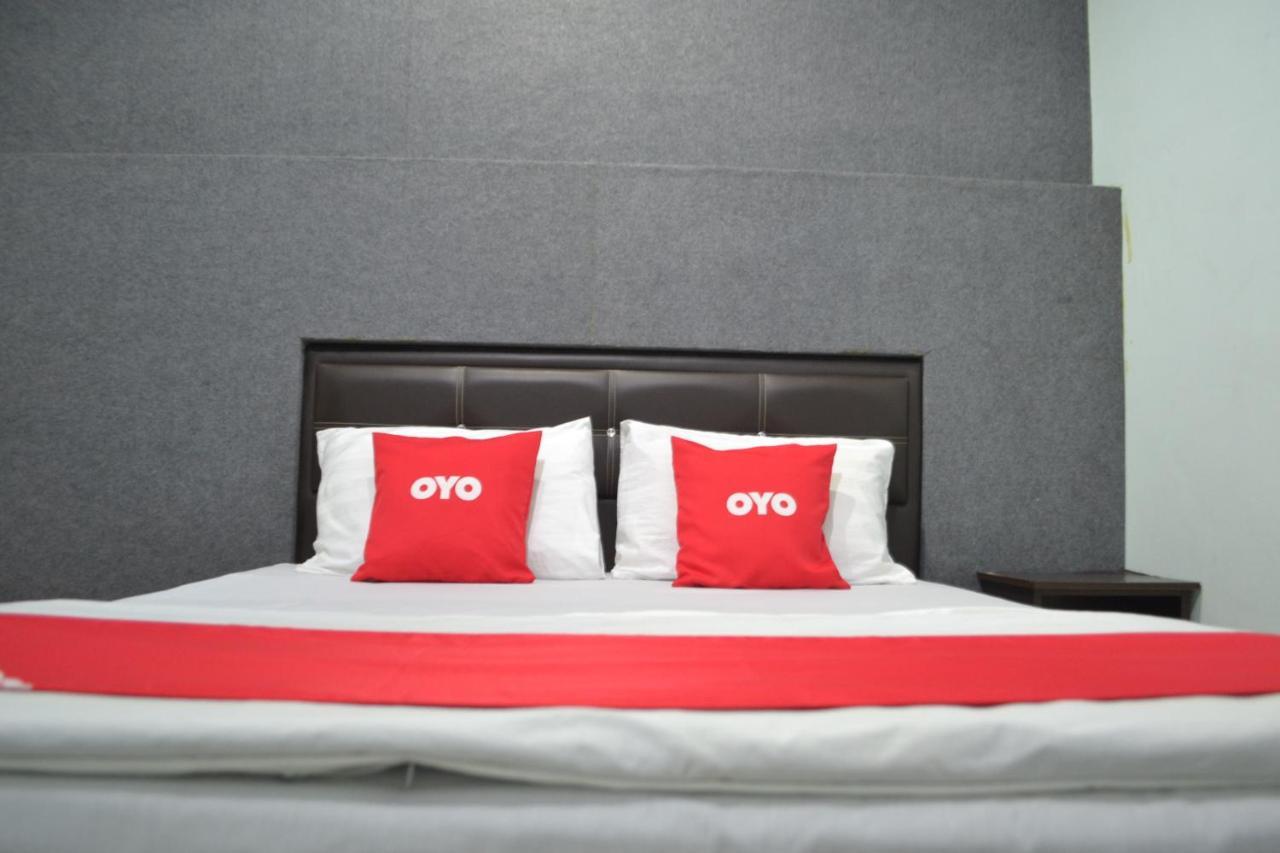 Oyo 89737 Hotel Tishoa Kampong Batu Tiga Экстерьер фото