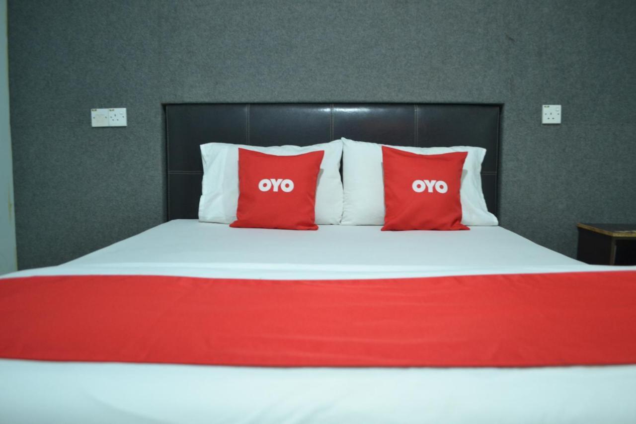 Oyo 89737 Hotel Tishoa Kampong Batu Tiga Экстерьер фото