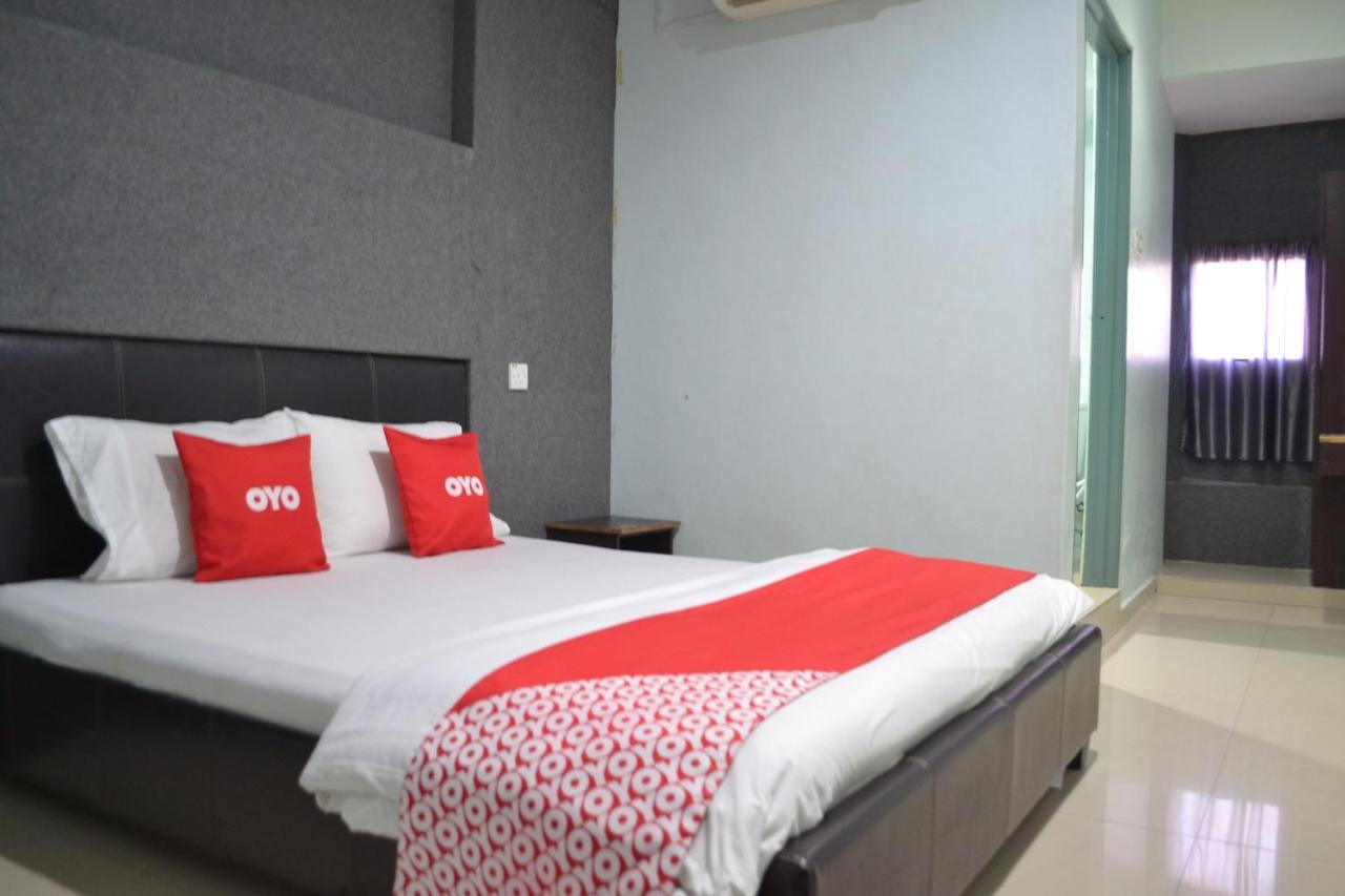 Oyo 89737 Hotel Tishoa Kampong Batu Tiga Экстерьер фото