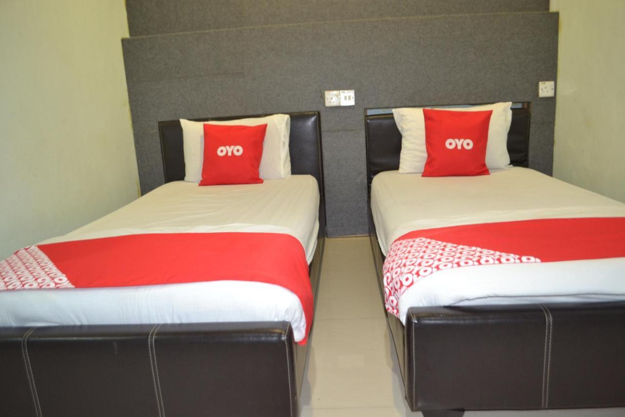 Oyo 89737 Hotel Tishoa Kampong Batu Tiga Экстерьер фото