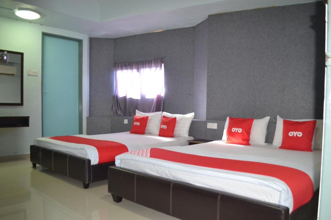 Oyo 89737 Hotel Tishoa Kampong Batu Tiga Экстерьер фото