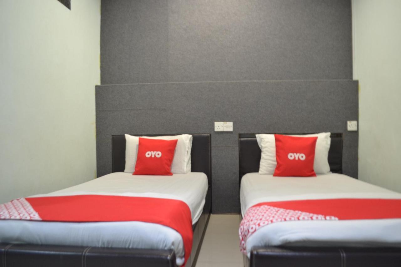 Oyo 89737 Hotel Tishoa Kampong Batu Tiga Экстерьер фото