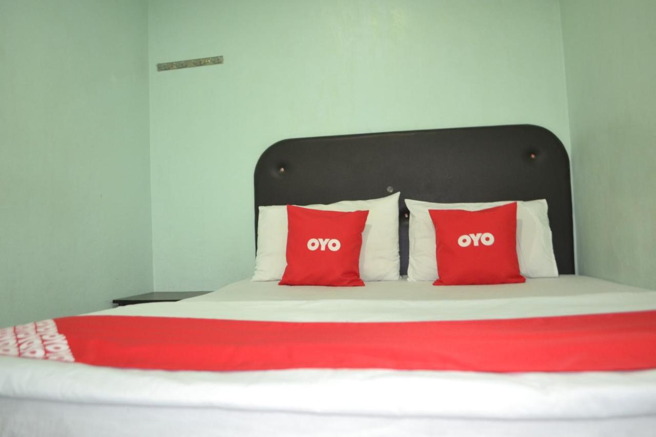 Oyo 89737 Hotel Tishoa Kampong Batu Tiga Экстерьер фото