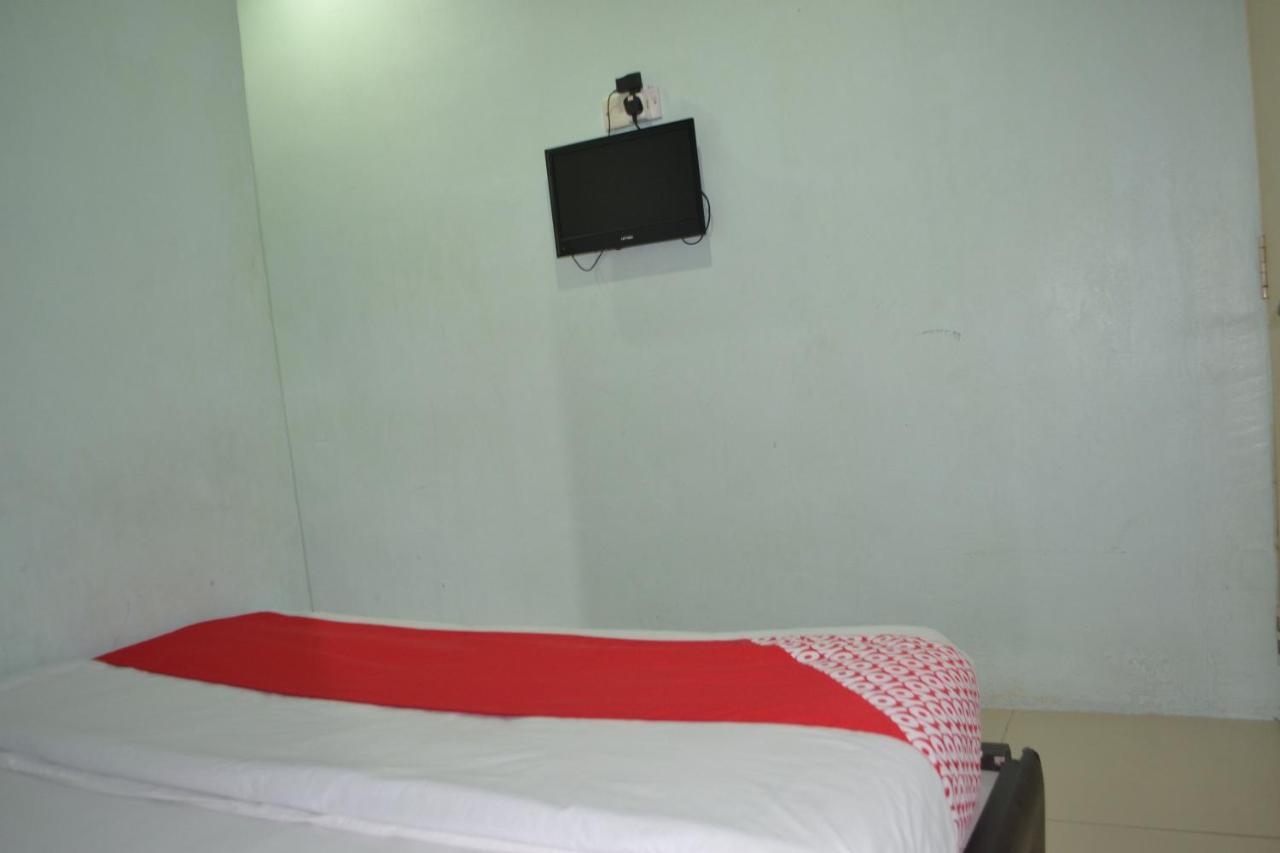 Oyo 89737 Hotel Tishoa Kampong Batu Tiga Экстерьер фото